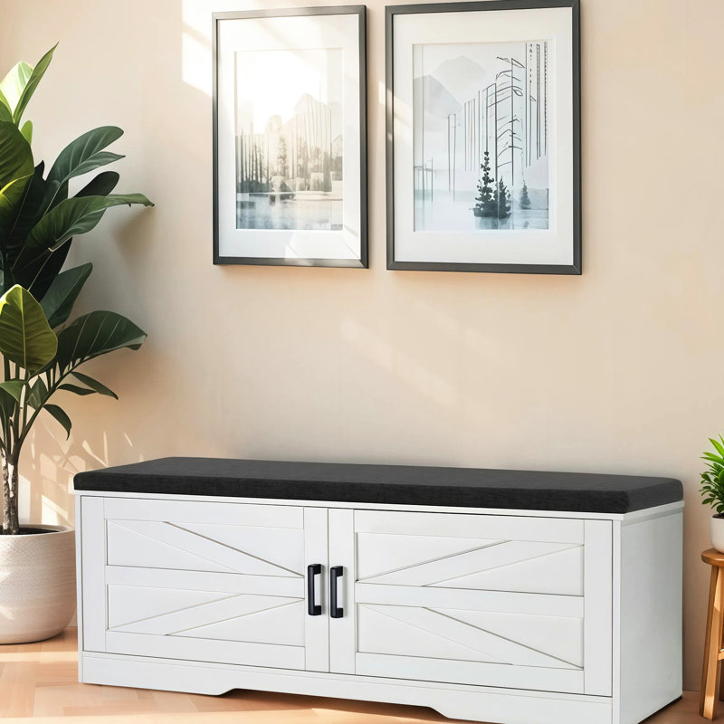 Banc à chaussures en blanc, 2 rangements avec coussin de siège rembourré, 2 portes de grange d'entrée et tablettes réglables, style contemporain pour espace de vie principal, banc blanc fonctionnel confortable, structure