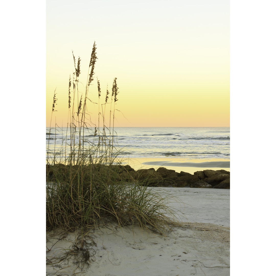 Ein Strand bei Sonnenuntergang