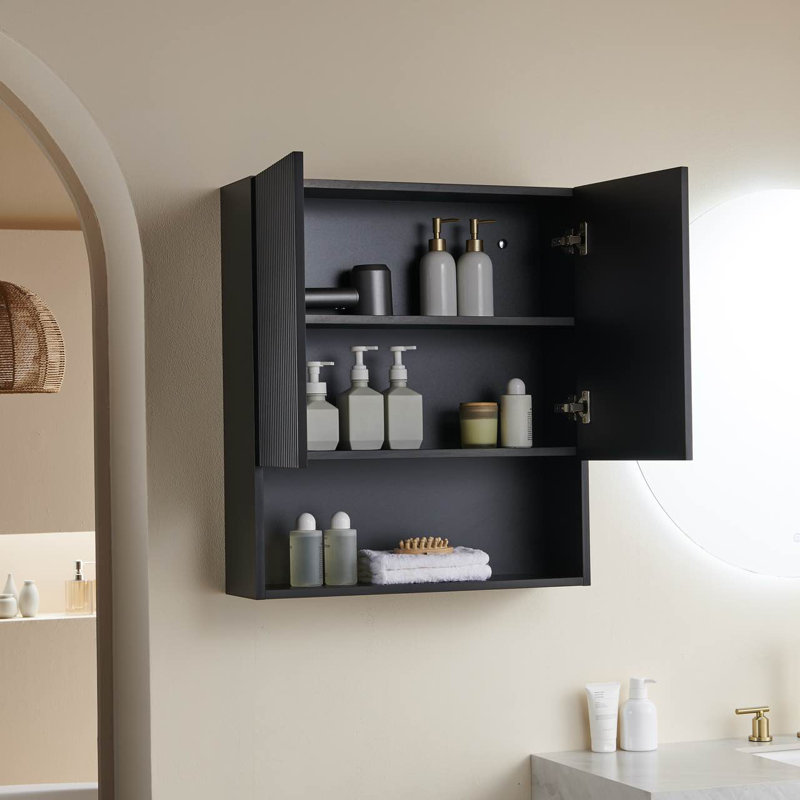Armoire de salle de bain murale rayée Tobi de 26 po avec portes, tablette et compartiment de rangement ouvert au-dessus de la toilette 