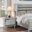 Mobilier de chambre à coucher moderne avec très grand lit et 2 tables de chevet à DEL avec panneau de verre et capitonnage horizontal argenté-987978217