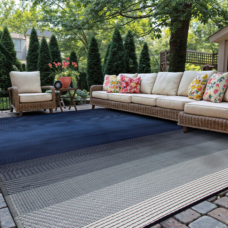 Tapis intérieur / extérieur bleu marine / gris Ramveer, Rectangle 7 pi 10 po x 10 pi
