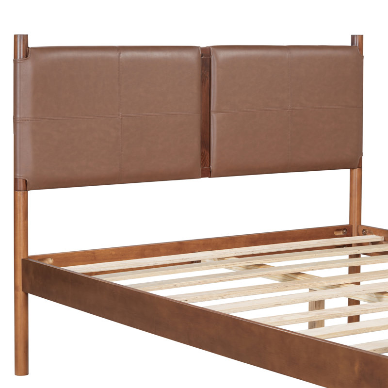 Grand lit avec tête de lit tapissier en cuir brun, structure en bois
