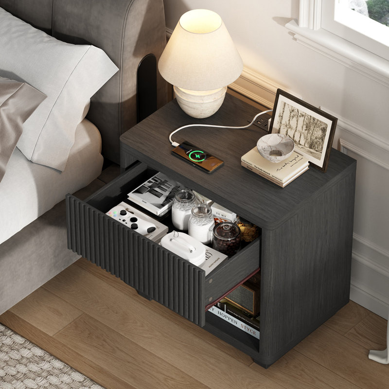 Table de bout de 24 po de largeur avec station de chargement et de rangement Adkins, table d'appoint en bois massif avec tablette
