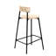 2 tabourets de comptoir en corde de papier tissés à la main. Style Chaises de bar pour appartement. Structure en métal noir, siège blanc crème. Et fonctionnelle à la maison. Polyvalent. Facile à installer