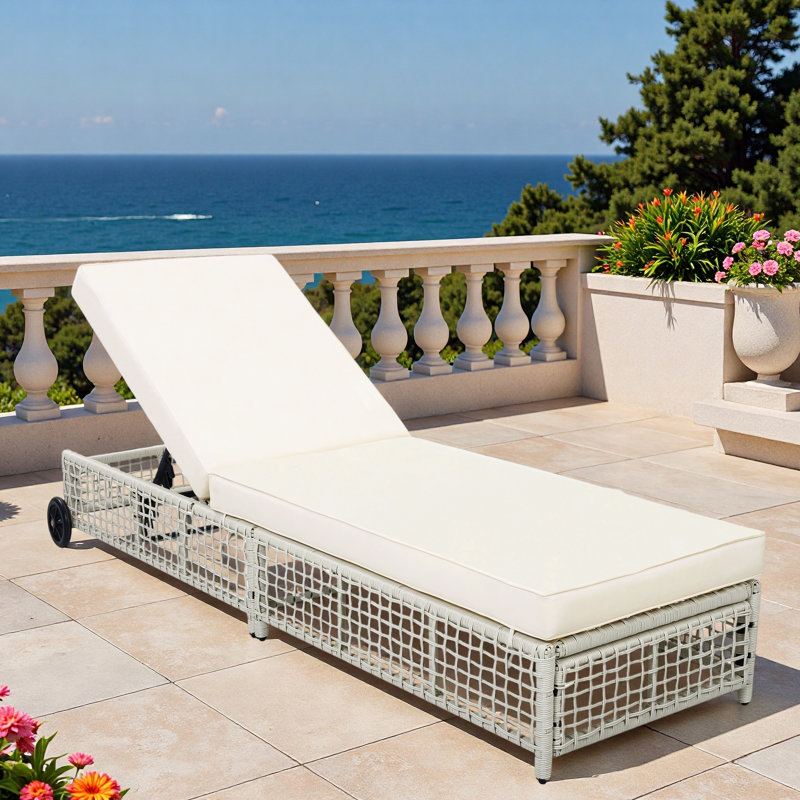 Chaise longue d'extérieur avec dossier à 5 positions, structure en rotin renforcé, repose-pieds réglables et roues mobiles