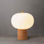 Lampe de table d'appoint Tambo - Finition bois de noyer foncé, laiton patiné, abat-jour en verre opale blanc-121541971