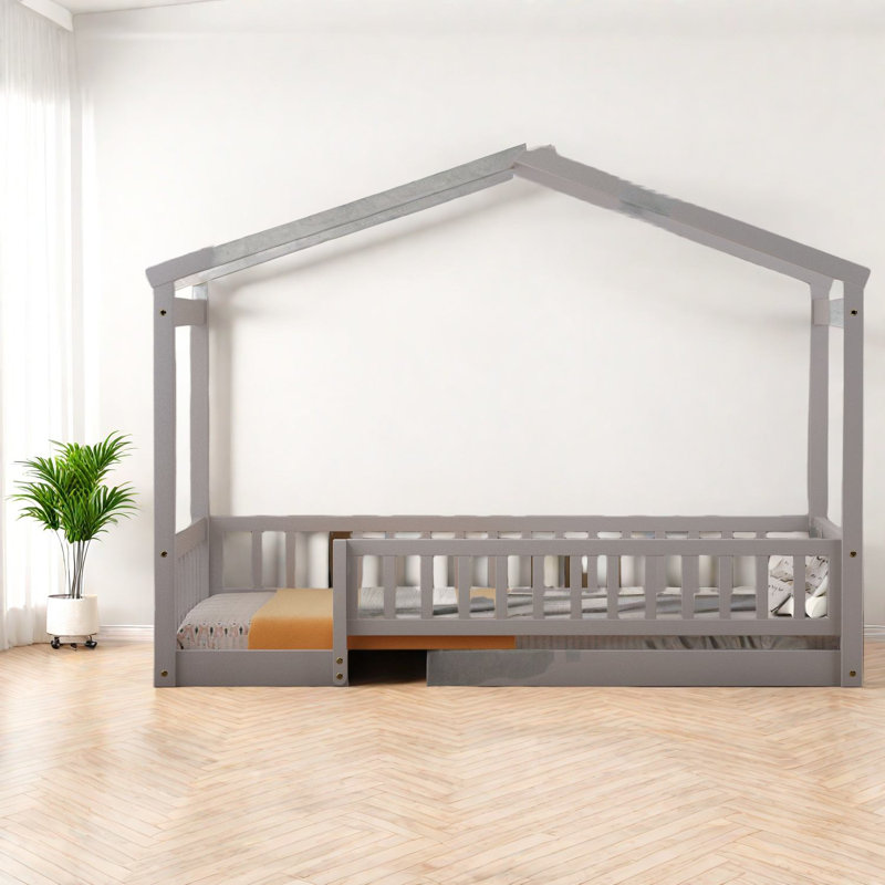 Lit simple moderne en bois avec clôture et toit, style maisonnette pour enfants