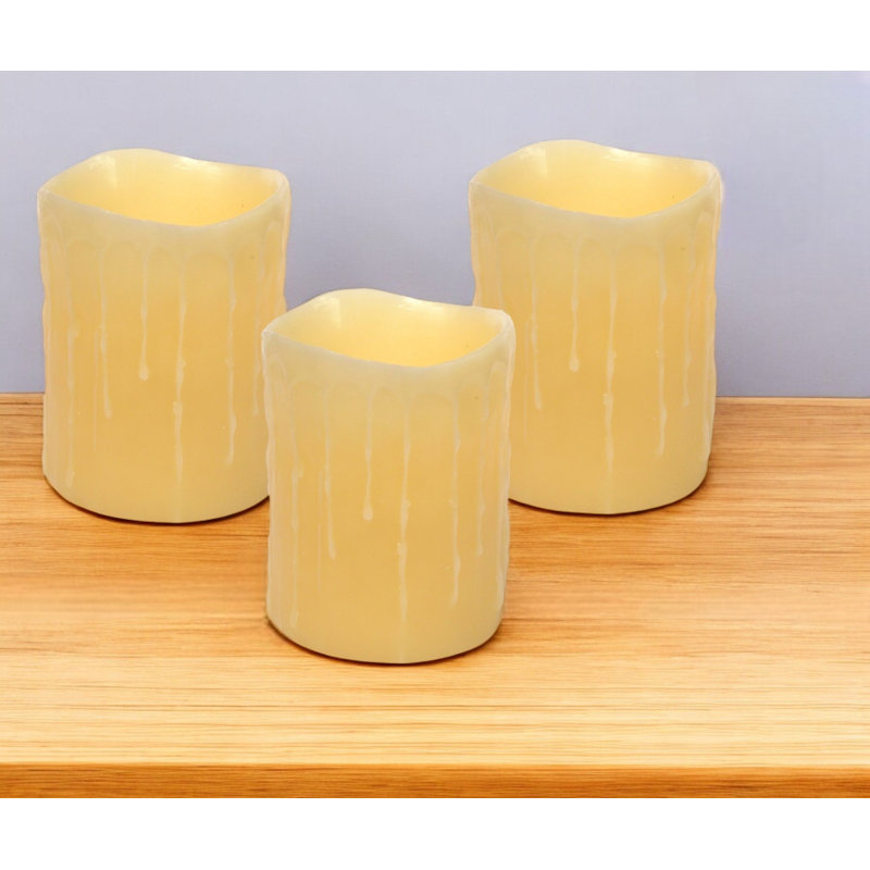 Ensemble de trois bougie pilier sans flamme jaune