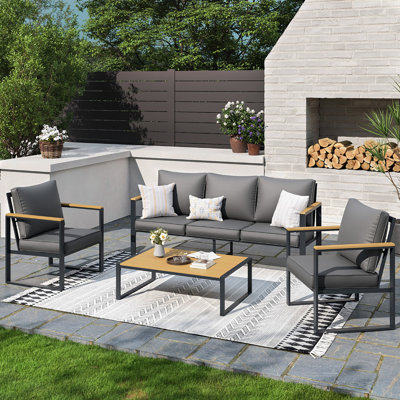 Ensemble de mobilier d'extérieur 4 pièces Ensemble de conversation de patio moderne en fer avec coussin gris et faux grain de bois, table basse pour le jardin