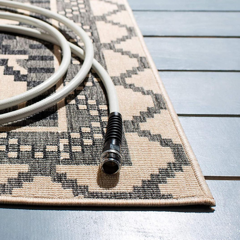 Tapis intérieur / extérieur en polypropylène tissé à la machine Inesh, Carré 6 pi 7 po
