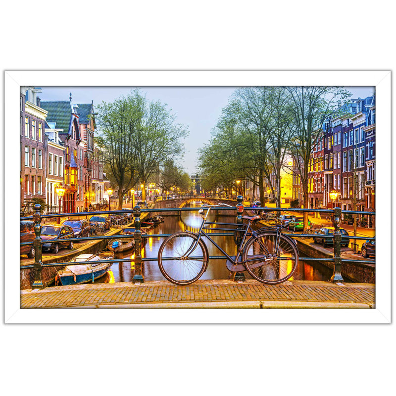 «Amsterdam Bicycle», reproduction de photo encadrée, H 27,5 po x l 39,5 po x P 0,75 po, Cadre blanc