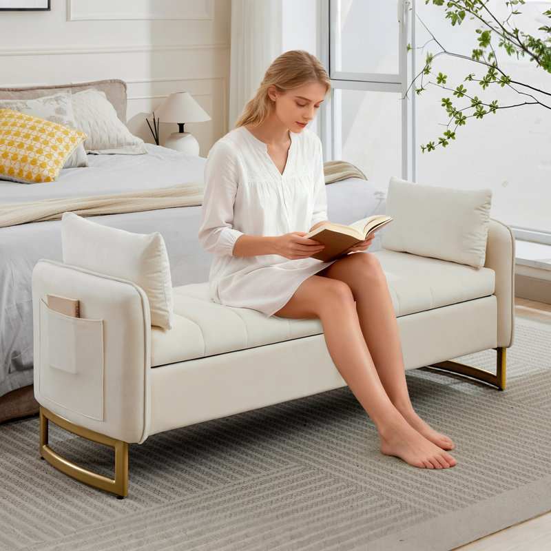 Banc de rangement moderne en velours l 66 po avec pieds dorés, accoudoirs et 2 coussins Lunara, L 66 po, Velours crème