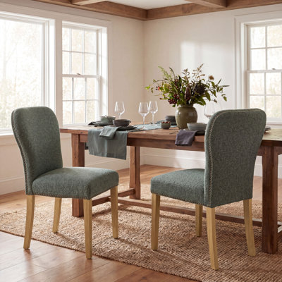 Chaises de salle à manger rembourrées avec dossier solide de 16 po de hauteur, chaises de cuisine en bois d'hévéa de style transitionnel moderne en tissu vert américain avec garniture cloutée