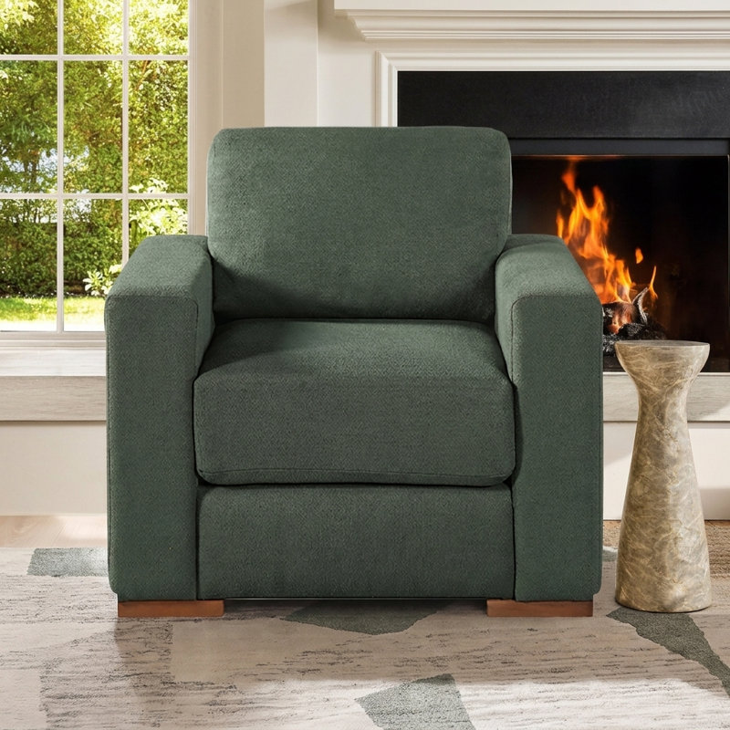Fauteuil d'appoint moderne Haven avec accoudoirs carrés et base en bois d'hévéa, idéal pour le salon et le coin lecture.
