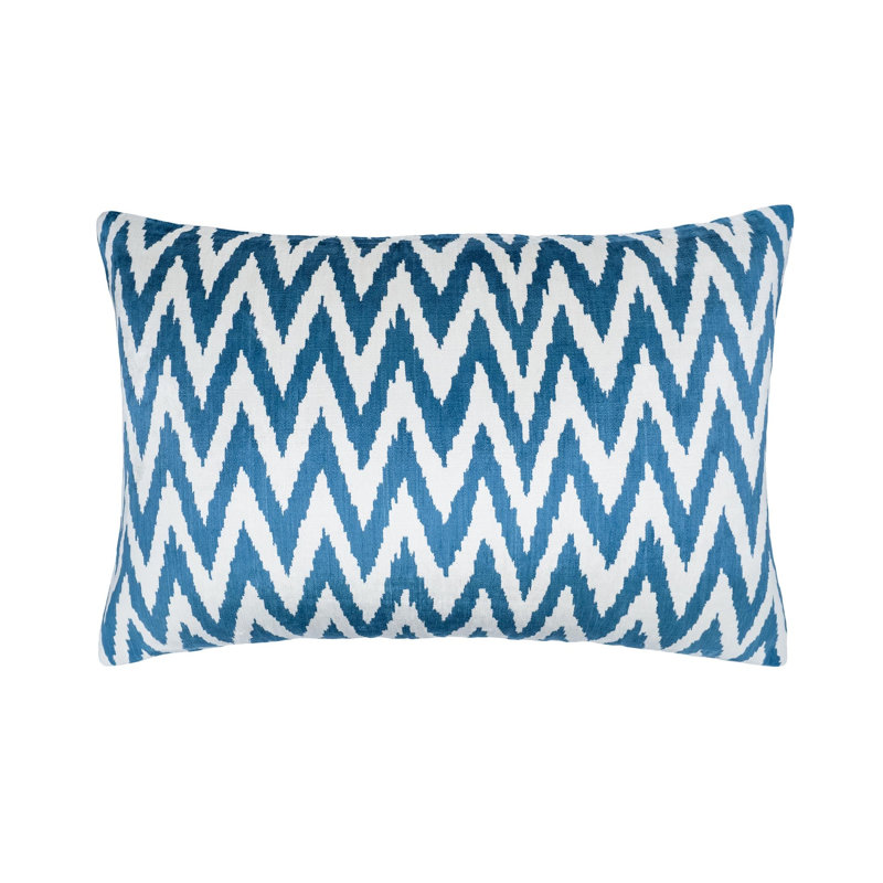 Oreiller en velours de soie chevron bleu Ikat, 16 po x 24 po, Bleu