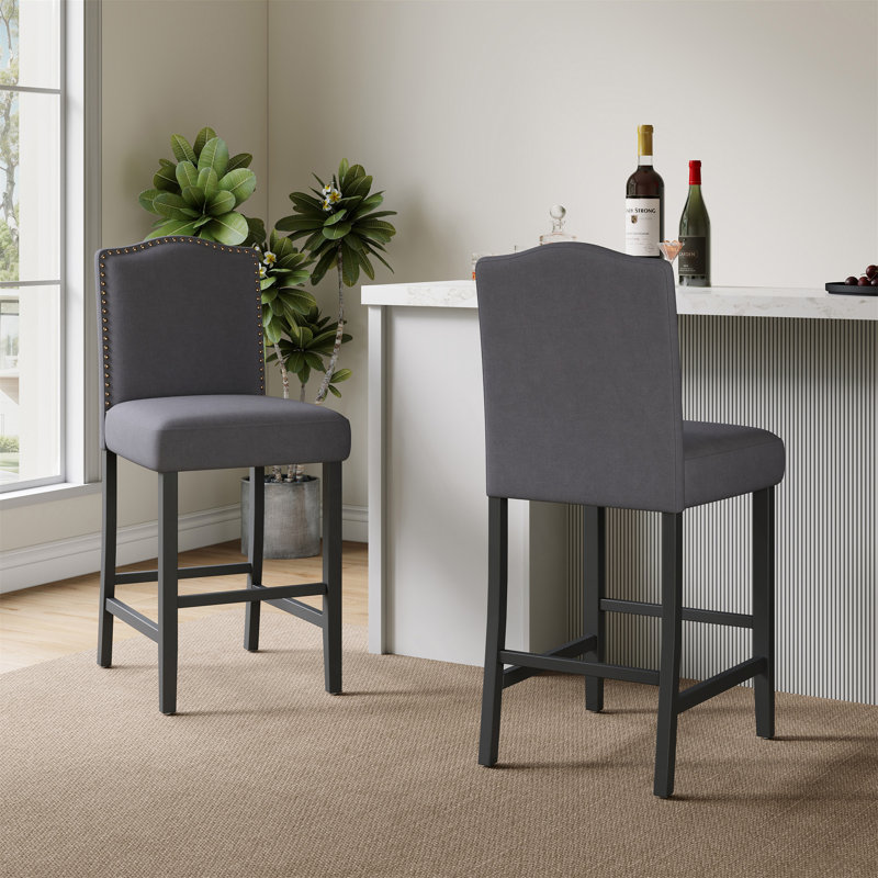 Chaise de salle à manger moderne avec revêtement confortable et pieds en bois d'hévéa durables pour une assise fonctionnelle élégante.