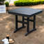 Table de patio noire résistante aux intempéries avec trou pour parasol, design moderne