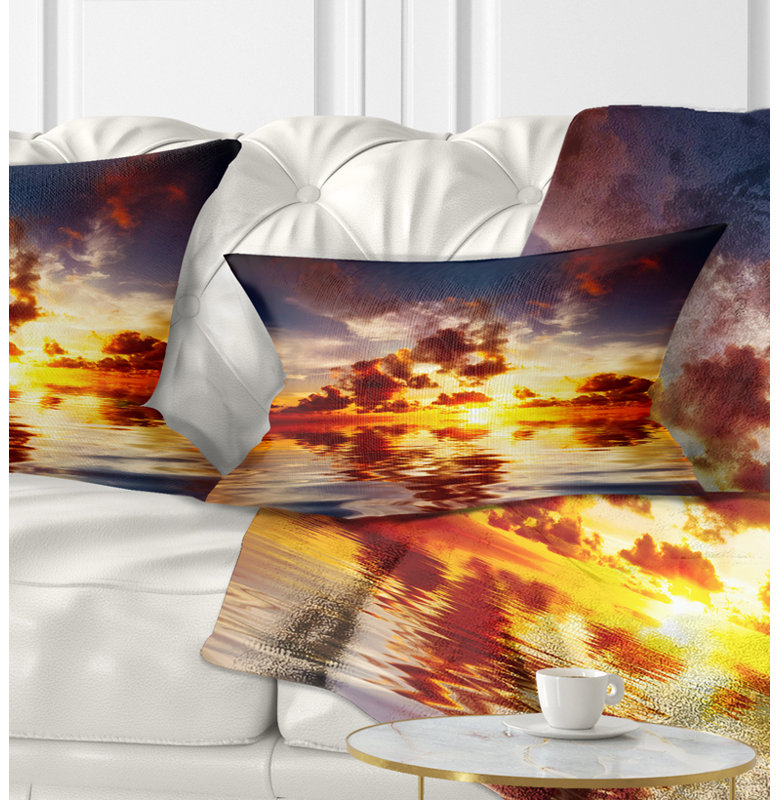 Magnifique coussin de soleil à coucher de mer avec un magnifique coussin lombaire ciel