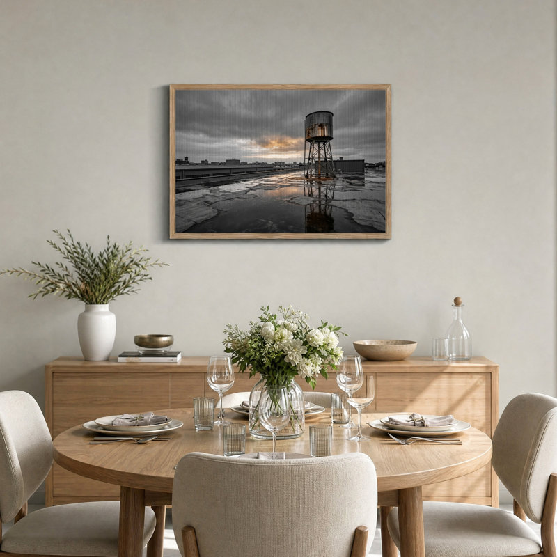 Château d'eau rouillé sur toit mouillé - Tableau sur toile, H 32 po x l 48 po
