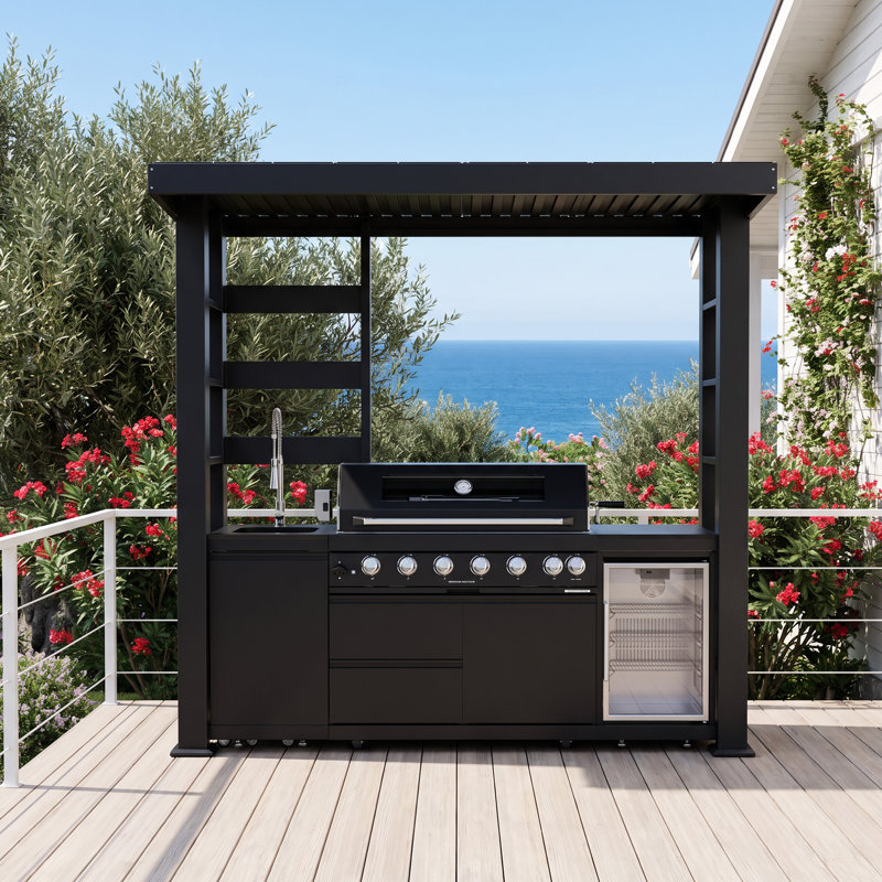 Îlot de cuisine extérieure au gaz naturel de 94,3 pouces (240 cm) et 85 000 BTU, avec 6 brûleurs, réfrigérateur, rôtissoire et comptoir en granit.