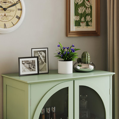 Buffet Farmhouse avec portes en verre à double arche, armoire de rangement verte avec plateau à niveaux et 1 tiroir pour la cuisine, le salon, le bar à café