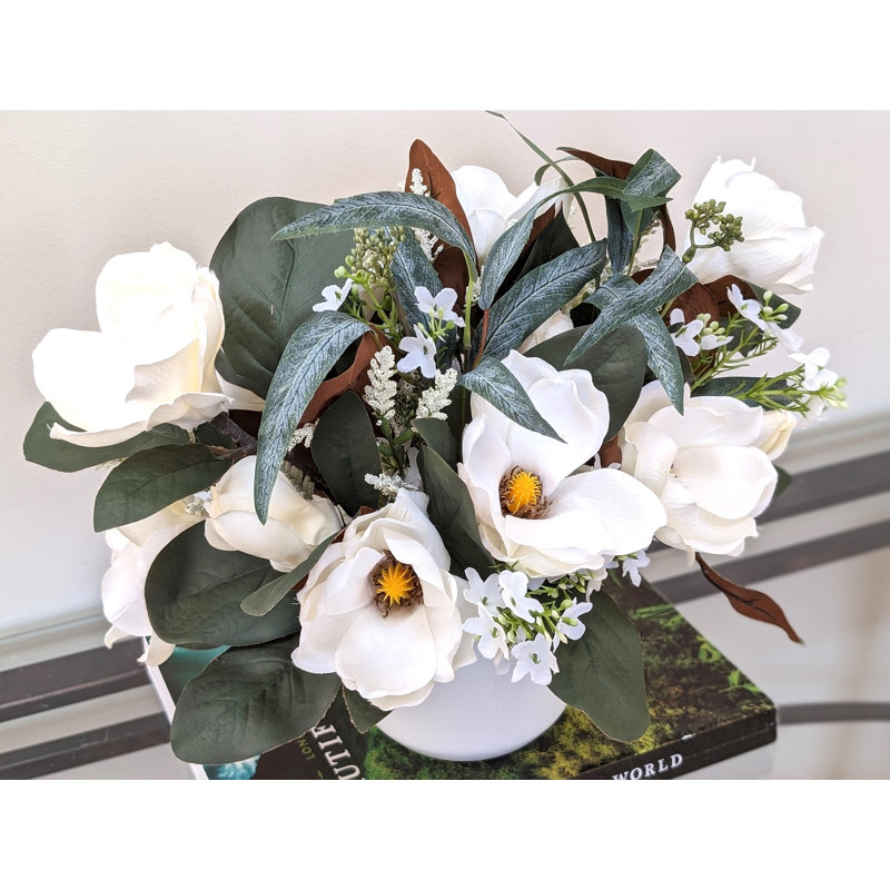 Arrangement de magnolia en soie dans un pot