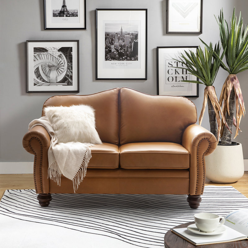 Causeuse Chesterfield en cuir véritable 60 po avec garniture cloutée et accoudoirs roulés Lemuel, Chameau