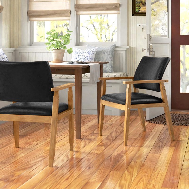 Ensemble de 2 chaises de salle à manger Artell de 47 cm (18,5 po) de hauteur, revêtues de similicuir et dotées d'une structure en bois massif.