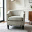 Fauteuil demi-tonneau rembourré à rayures