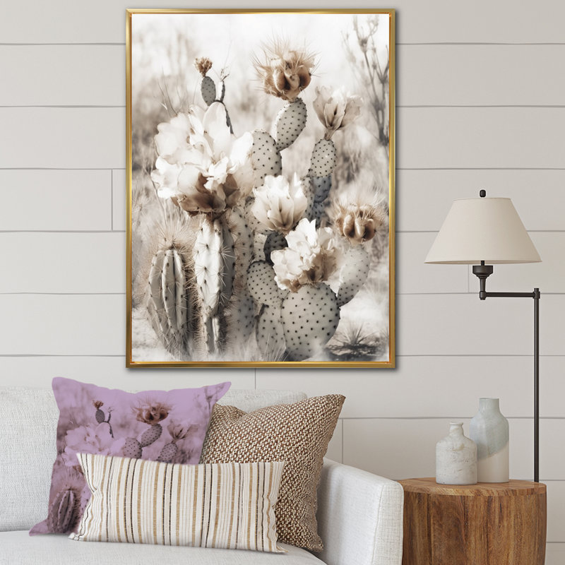 «Cream Desert Cactus - Cactus», art mural encadré, H 44 po x l 34 po, Cadre flottant doré