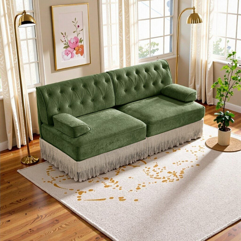Élégant canapé Chesterfield en velours vert - capitonné à boutons et jupe à pampille pour des espaces de vie confortables