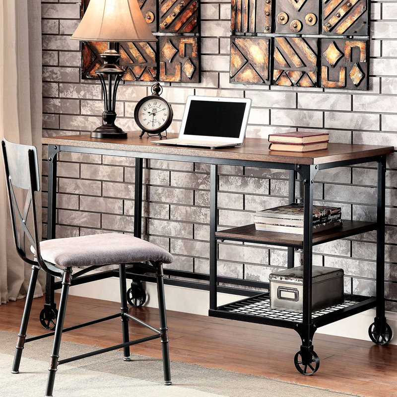 Bureau d'inspiration industrielle avec un dessus en bois noir et des roulettes