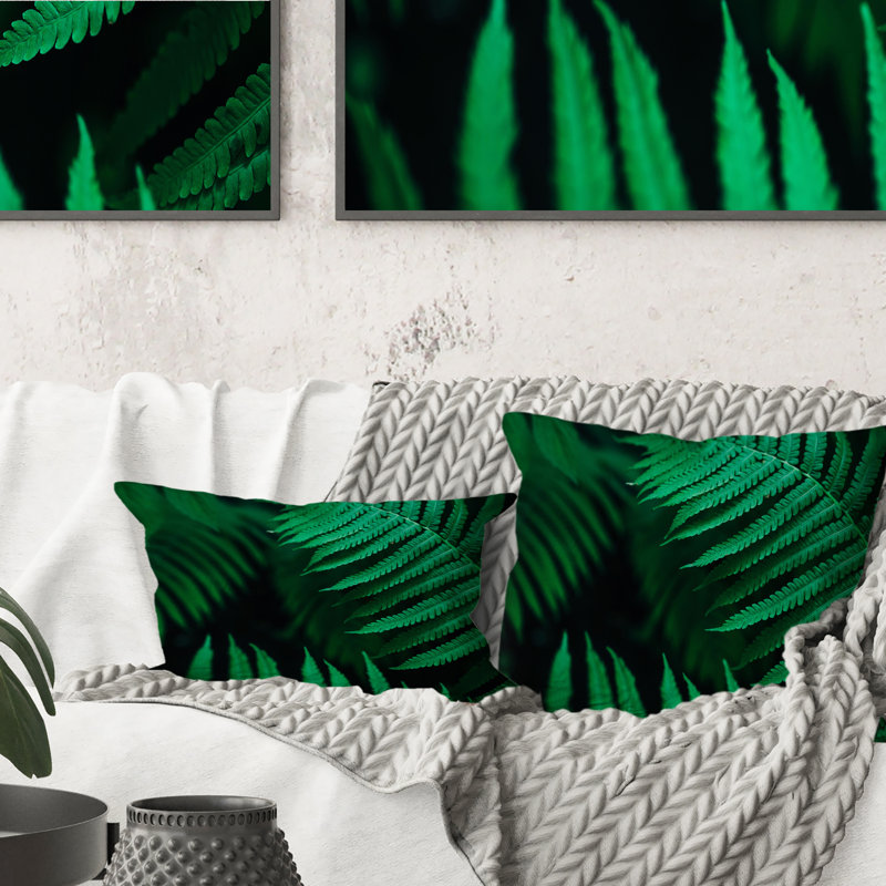 Coussin décoratif imprimé feuilles tropicales vert foncé sur fond noir III