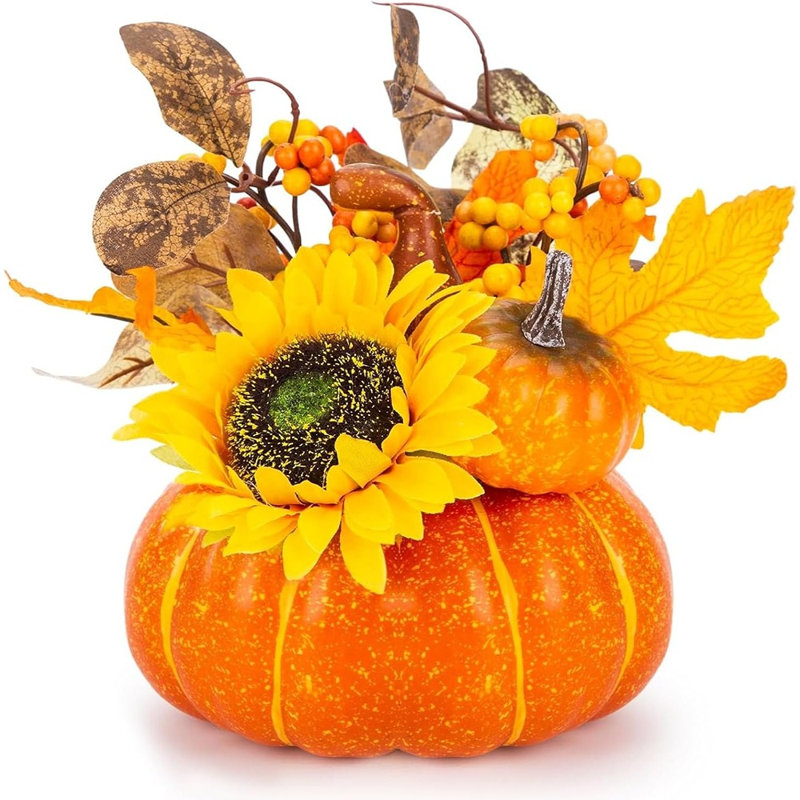 Centre de table d'automne citrouille - tournesols, feuilles d'érable et baies