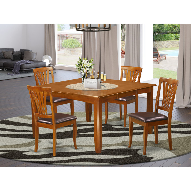 L'ensemble de mobilier de salle à manger 5 pièces comprend une table carrée en bois avec feuille papillon et 4 chaises de cuisine en similicuir, brun selle
