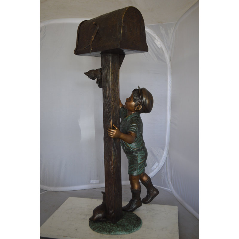 Statue de garçon debout Hazard par boîte aux lettres avec 2 chats