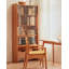 Vitrine en bois de cerisier Mid-Century moderne avec portes en verre