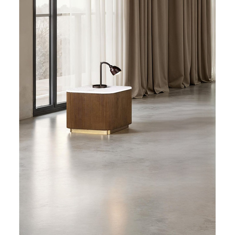 Table de bout carrée contemporaine brune avec plateau en marbre blanc et base dorée