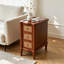 Table de bout étroite en rotin clair noyer Seadrift, table de chevet en bois massif avec 3 tiroirs de rangement, table de chevet moderne pour chambre à coucher, salon, bureau et salle de bain
