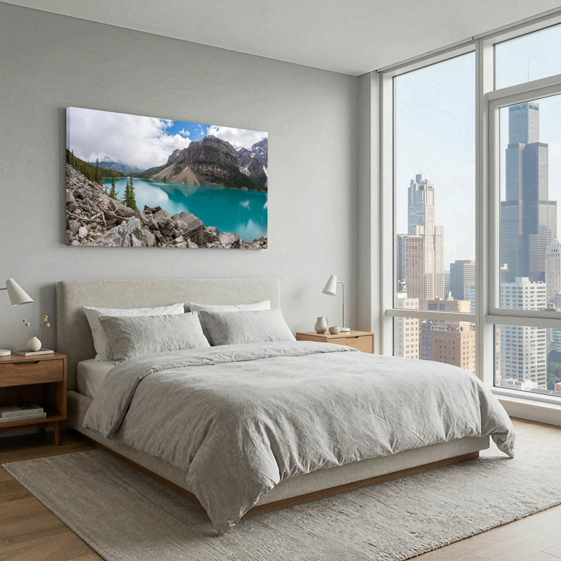 Tableau sur toile représentant un lac de montagne turquoise avec rivage rocheux et pins, 46“W x 24”H