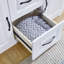 Armoire blanche moderne avec portes à fermeture douce - Garde-robe en MDF avec tablettes et tiroirs de rangement pour la chambre à coucher