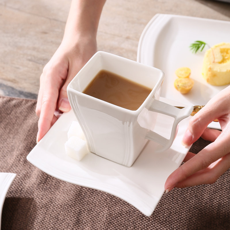 30 Piece Dinnerware Set, Service for 6 
