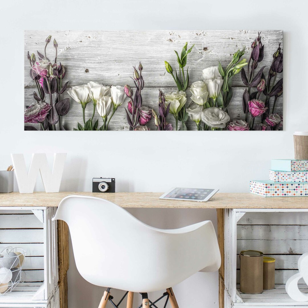 Glasbild Tulpen und Rosen auf Holz im Used-Look