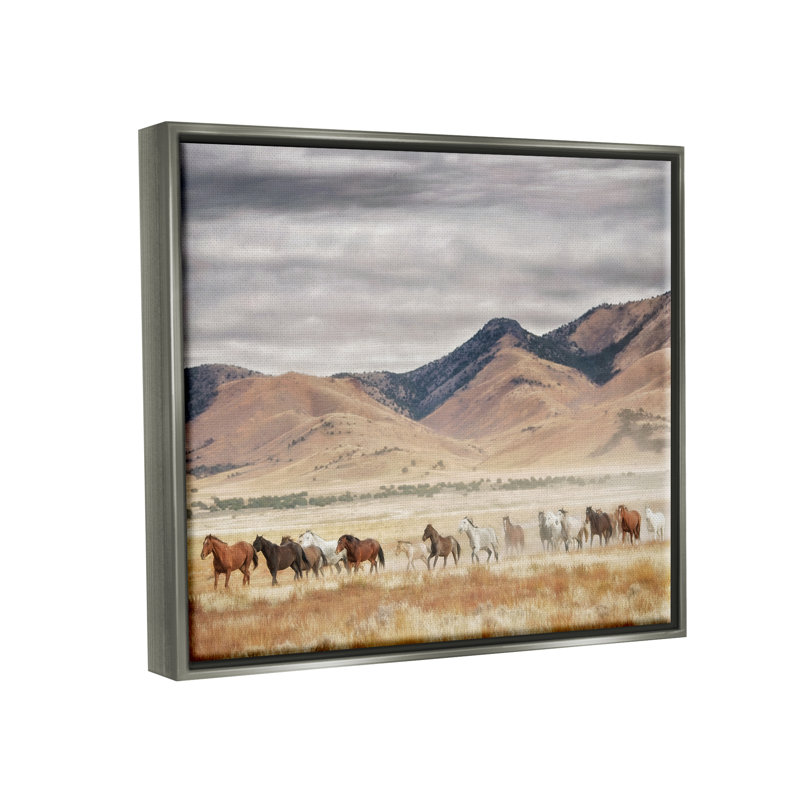 Chevaux sauvages parcourant un paysage occidental gris lustré, art mural sur toile flottante par PH Burchett
