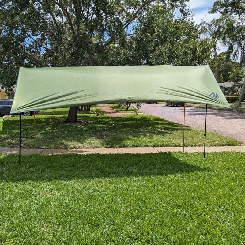 Bâche de camping 10 x 15 pi avec bâtons