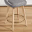 Tabourets de bar pivotants Ashwell de 26,8 po de style moderne du milieu du siècle, recouverts de lin, avec dossier incurvé, pieds en bois massif et repose-pieds en métal (ensemble de 4)-131200807