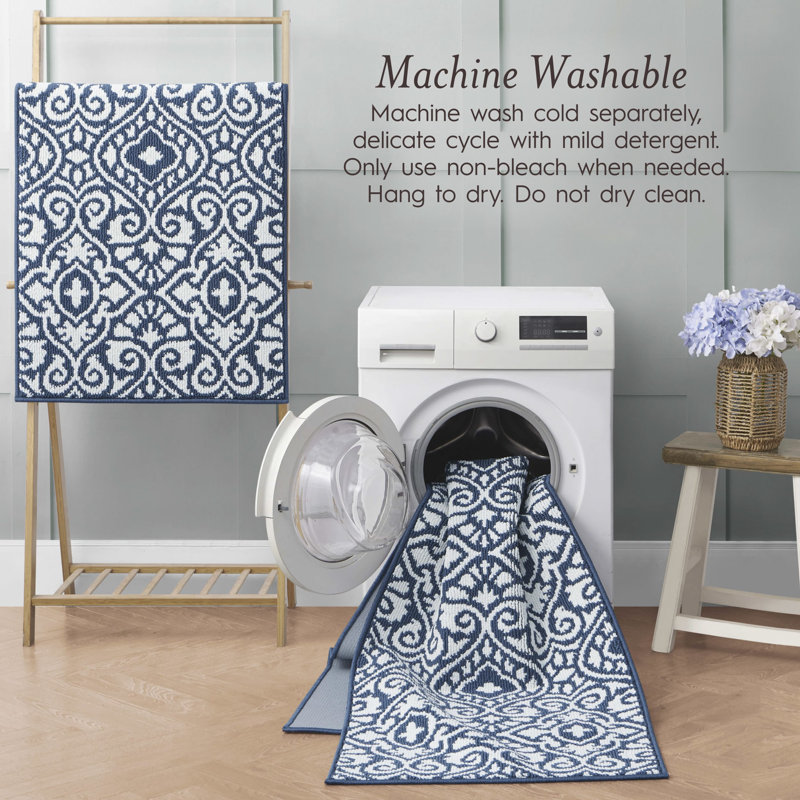 Feya Machine Woven Synthetic Damask Aera Rug in Blue/White, Rectangle 2'2" x 3'9"
