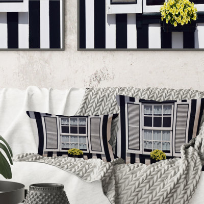 Fenêtre avec fleur jaune sur une maison rayée - coussin décoratif moderne