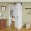 Porte de grange pliante à 5 panneaux en bois manufacturé blanc, préassemblée et peignable, 122 cm x 213 cm, avec trousse de quincaillerie d'installation (idéale pour les petits placards, garde-manger, buanderie, salle de bain)-109052727
