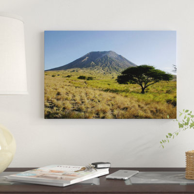 «Ol Doinyo Lengai, Rift Valley, Tanzanie» par Martin Rietze, impression sur toile tendue